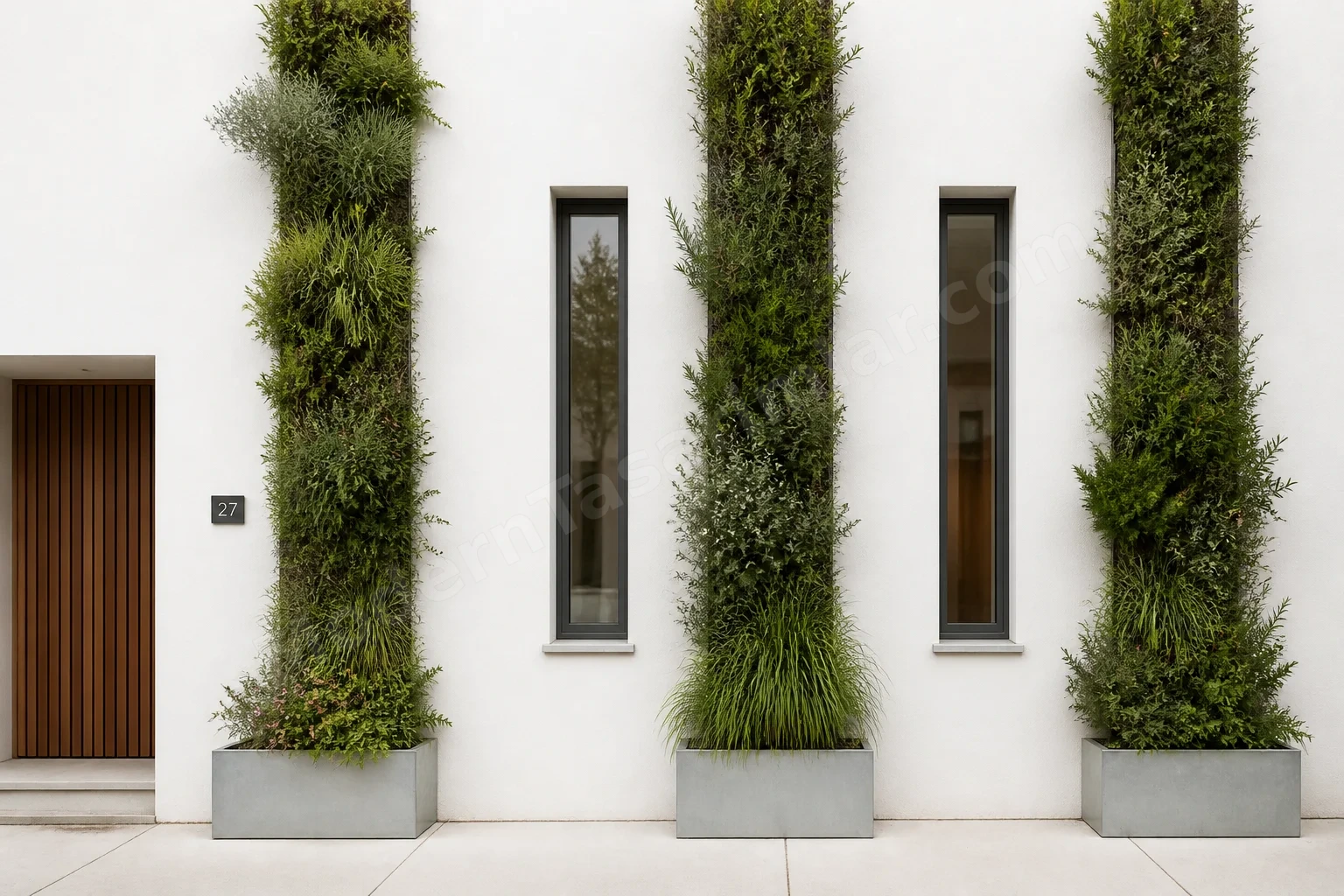 Beyaz cephede galvaniz planter şeritleri ve yerel çalılar