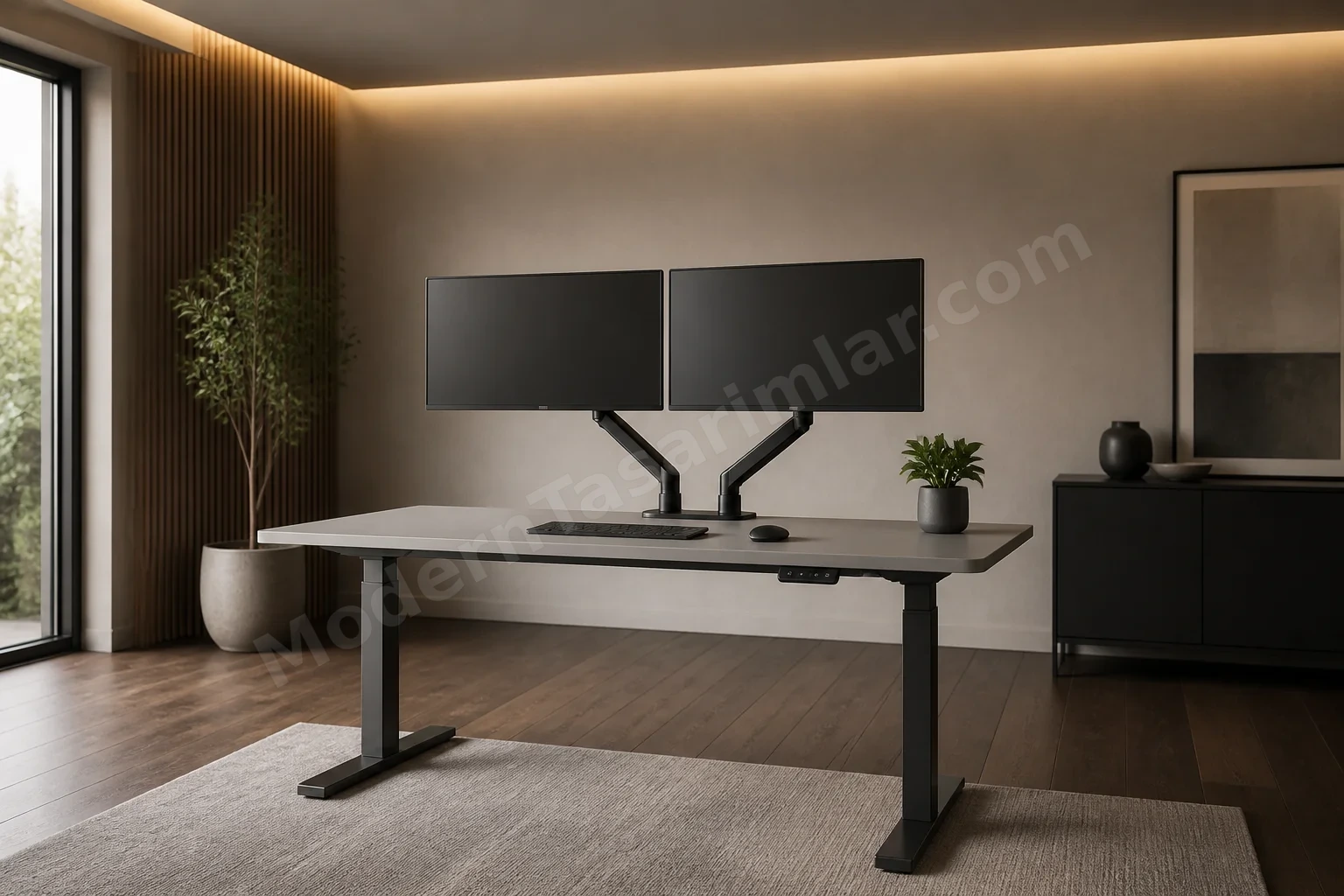 Çift monitör, açık gri sit-stand masa ve siyah monitör kolları