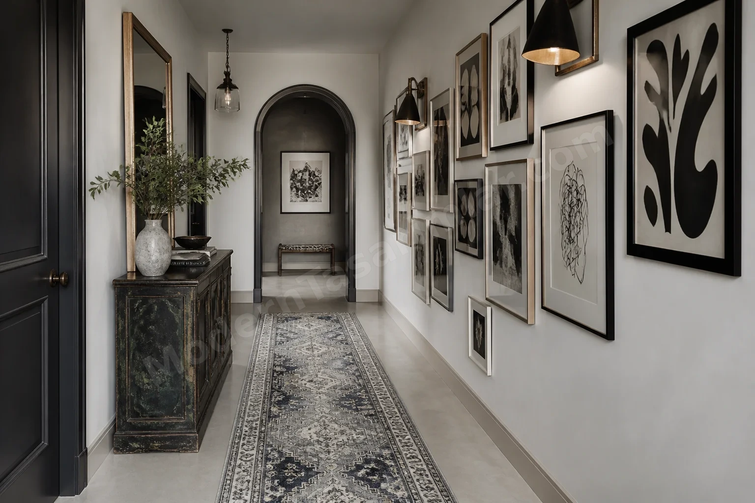 Desenli koşucu halılı galeri duvarlı koridor