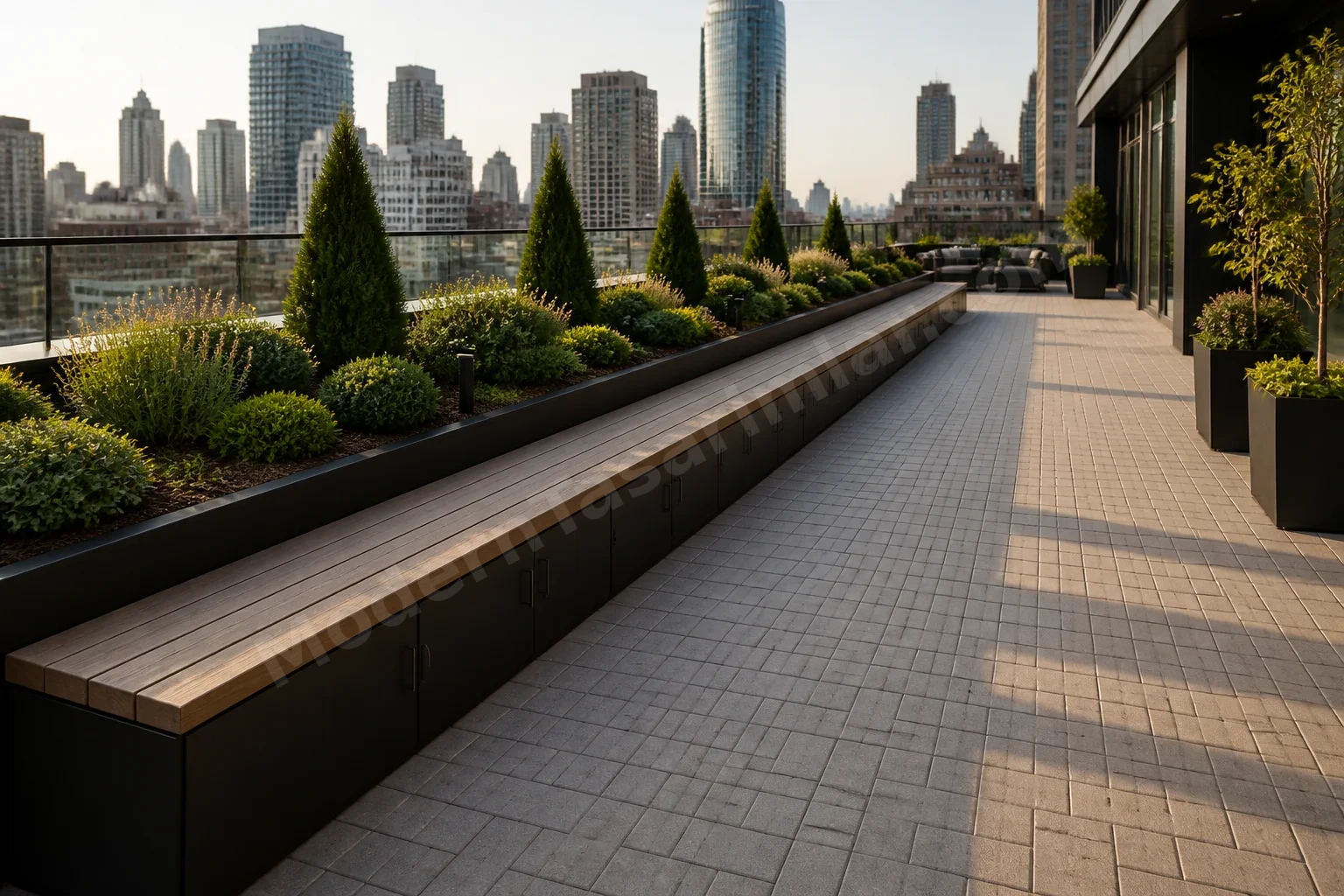 Geniş terasta uzun planter, built-in oturma ve öğleden sonra ışığı