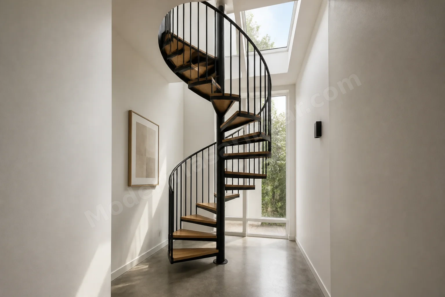 Gökyüzüne açılan ışıklık altında dar metal spiral merdiven
