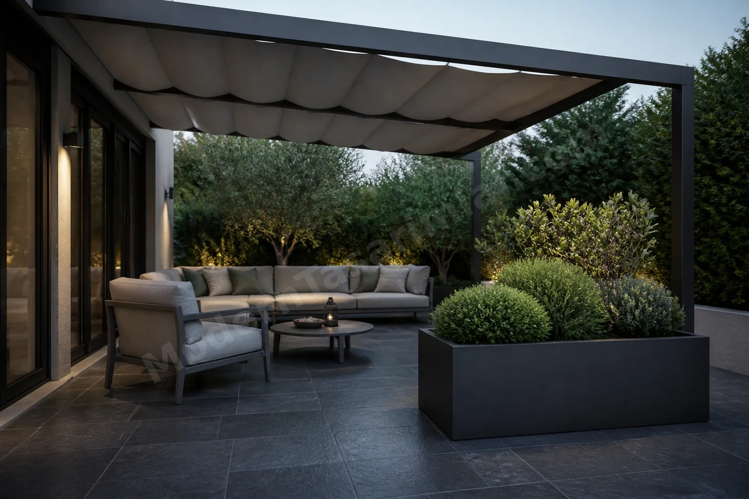 Gölgelikli pergola altında koyu slat zemin ve büyük reçine planteri