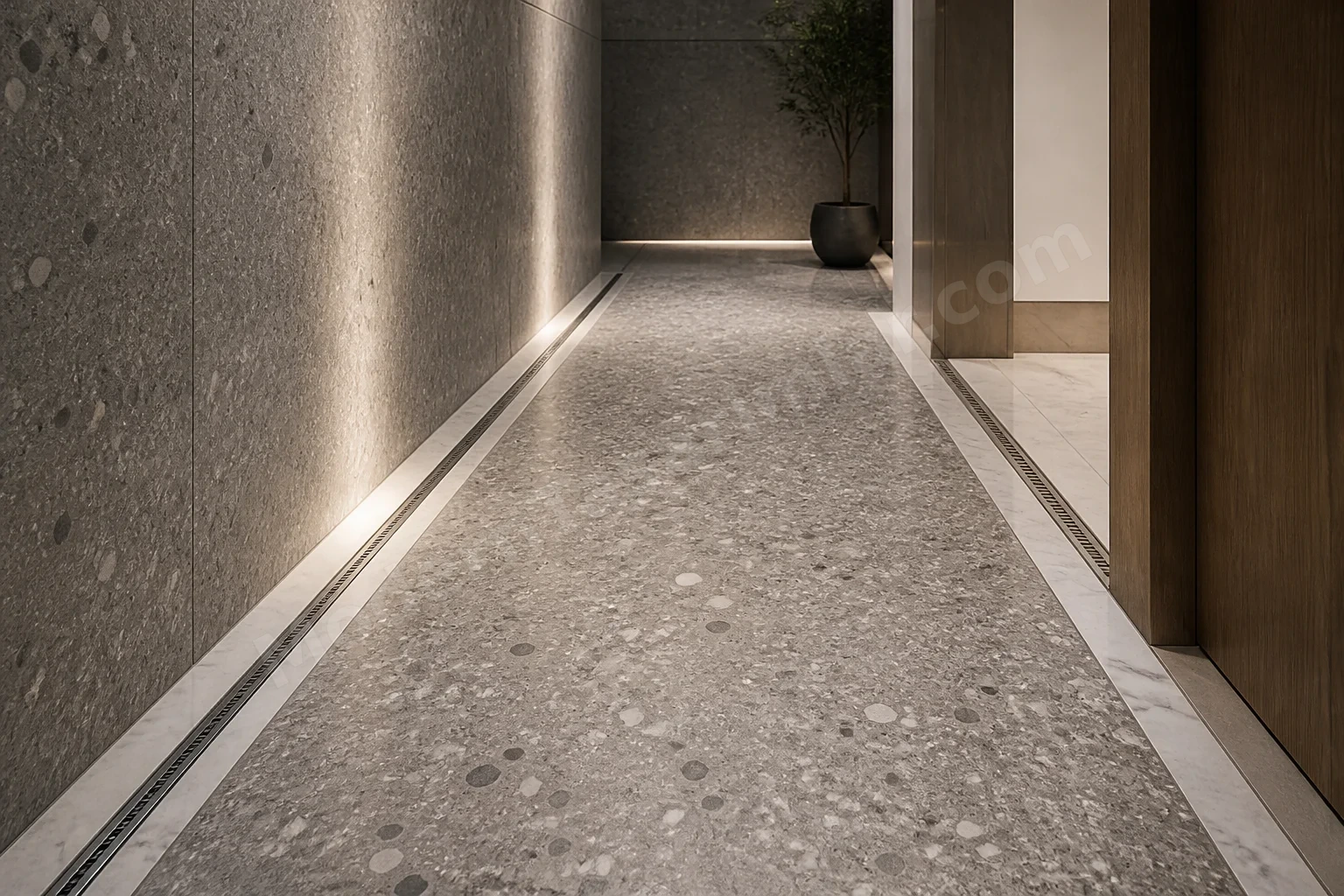 Gri terrazzo koridor zemini, kontrast mermer eşik ve lineer süzgeç.