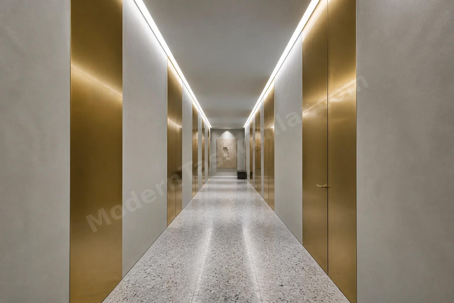 Koridorda parlatılmış pirinç panellerle mat sıva yüzeylerin dönüşümlü yerleşimi