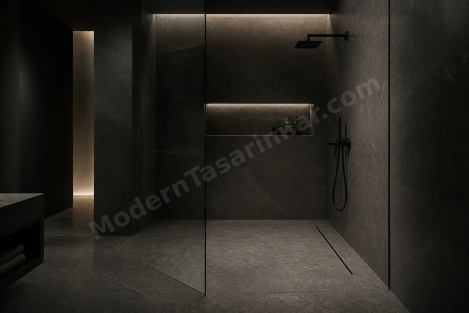 Koyu taş kaplamalı minimal küvetsiz duş ve dar süzgeç