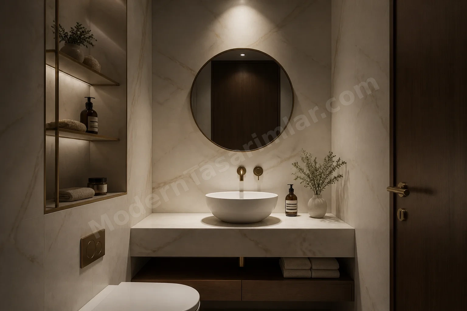 Mermer görünümlü duvar ve ince pirinç raflarla minimal lüks küçük banyo