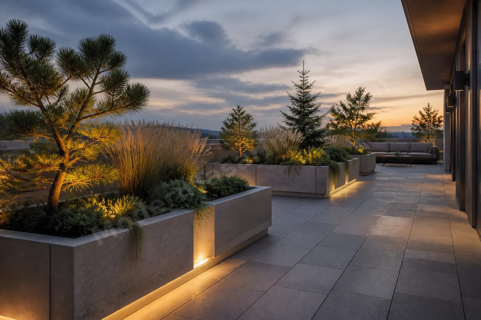 Modüler beton planterlar, süs çimleri ve alçak aydınlatma ile teras