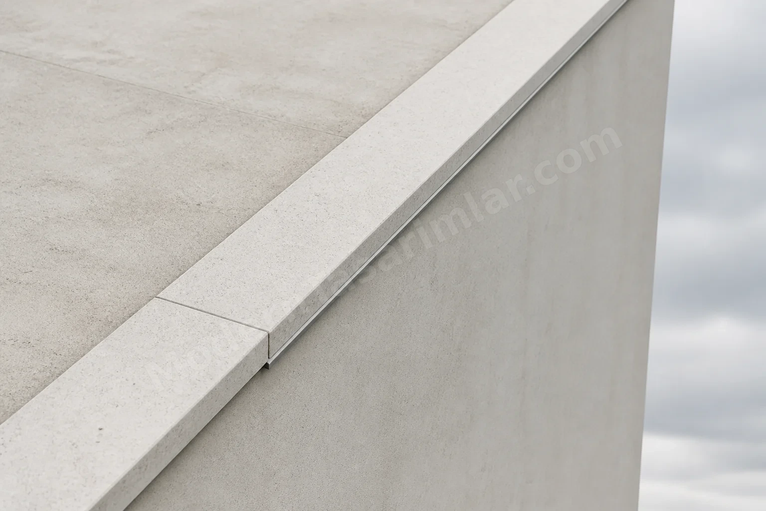 Parapet kenarında ince kapak ve su süzme detayı
