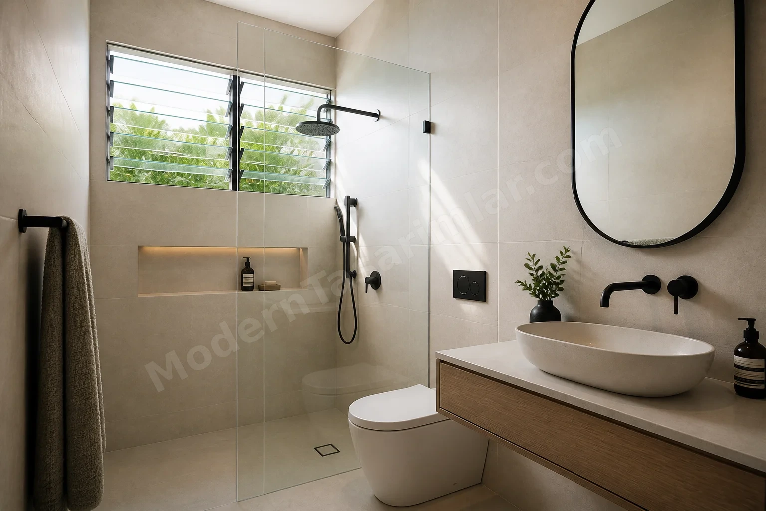Perde yerine jaluzili cam pencere ve siyah armatürlü banyo